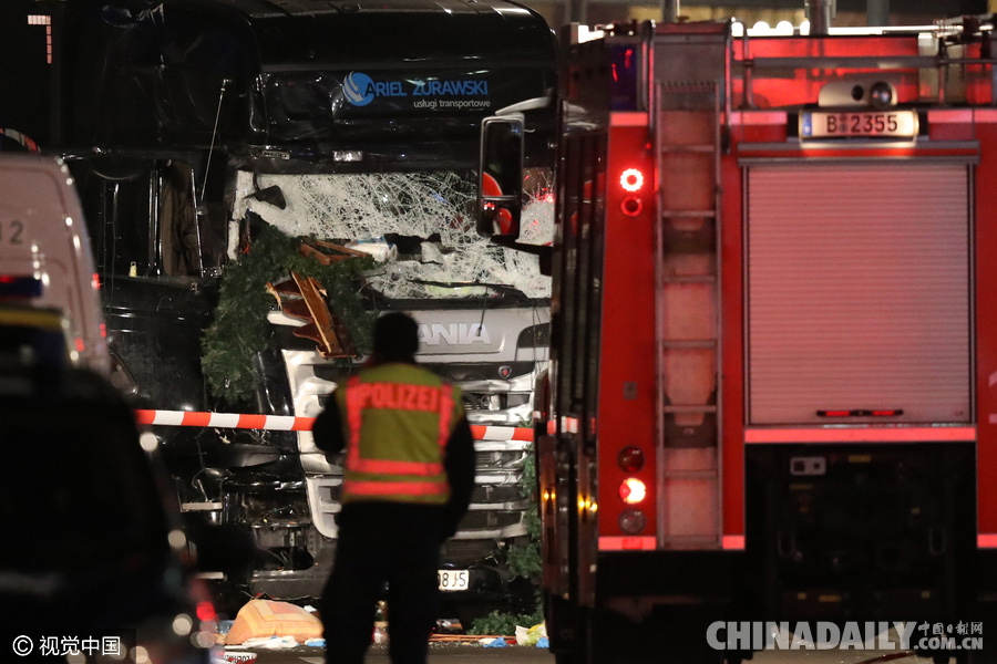 货车冲入柏林圣诞市场 至少9人死亡50人受伤