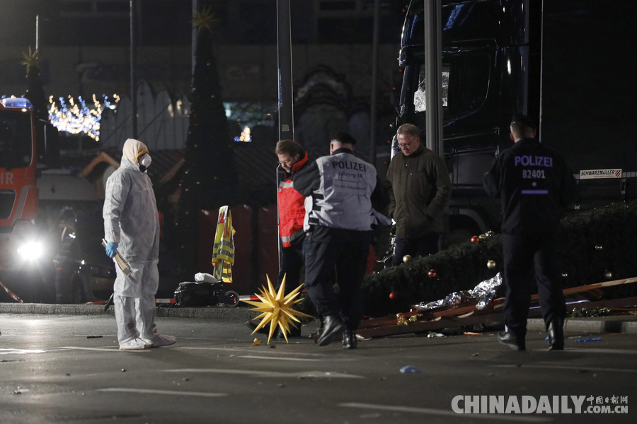 货车冲入柏林圣诞市场 至少9人死亡50人受伤