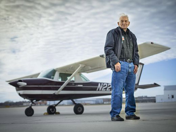 世界上最年长飞行员：99岁生日时再次“起飞”
