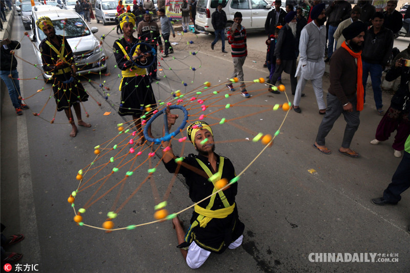 印度锡克教徒庆祝祖师诞辰 街头表演胸口碎冰块等绝技