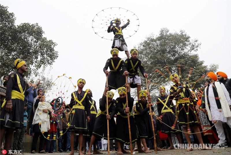 印度锡克教徒庆祝祖师诞辰 街头表演胸口碎冰块等绝技
