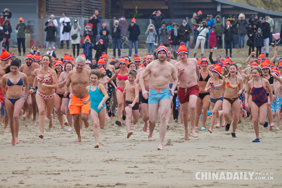 勇敢！荷兰人用冬泳迎接新年