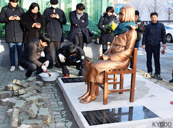 日本临时召回驻韩大使抗议韩国设慰安妇少女像