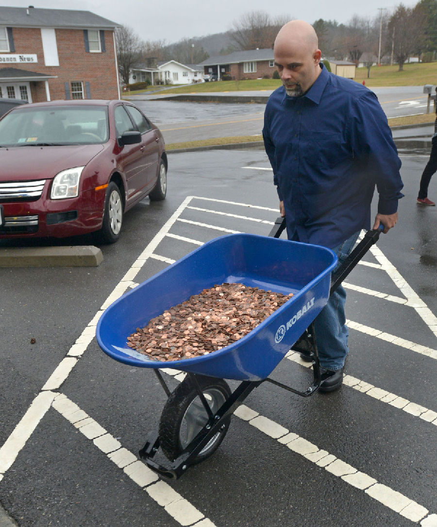 一言不合就任性！ 美国男子推5独轮车装30万枚硬币缴税