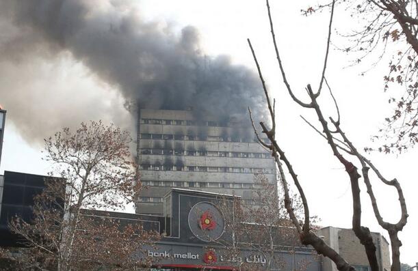 伊朗首都一栋17层高楼起火倒塌 30名消防员殉职