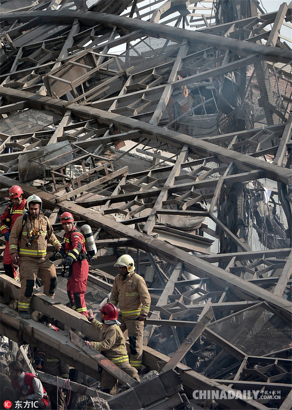 伊朗首都一栋高楼起火倒塌 30名消防员殉职