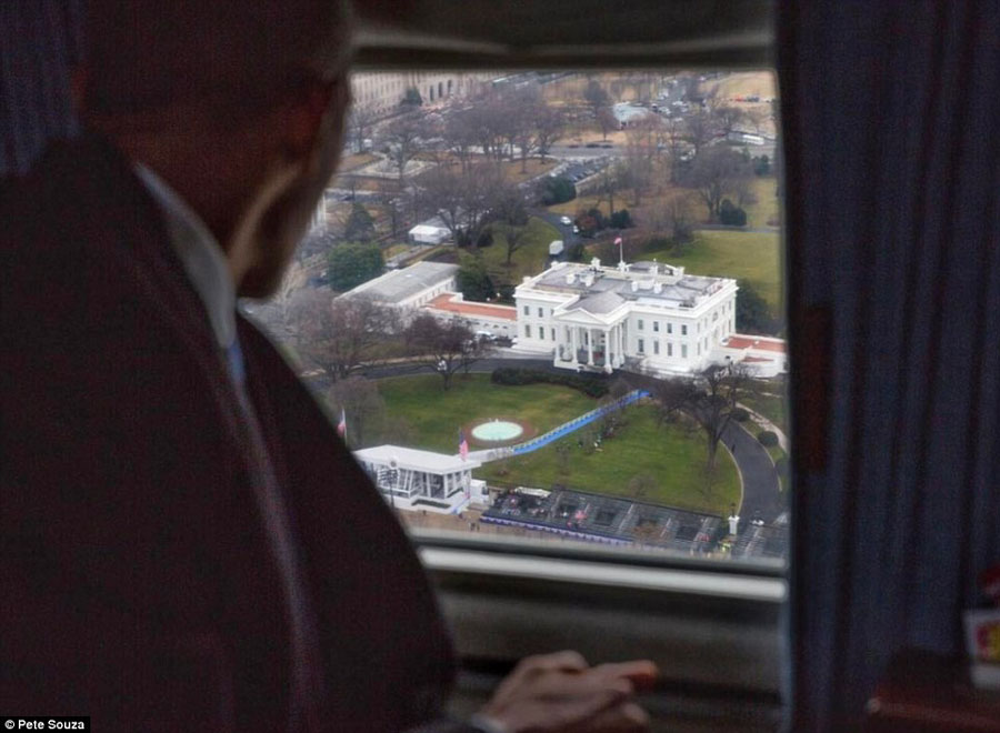 依依不舍！美前总统奥巴马直升机上凝视白宫