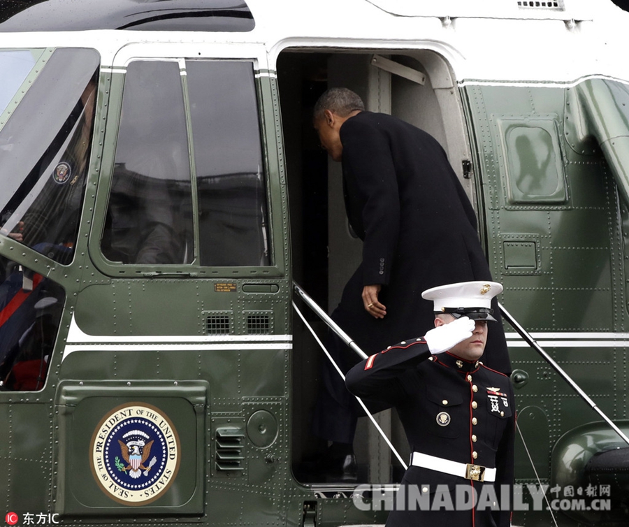 依依不舍！美前总统奥巴马直升机上凝视白宫
