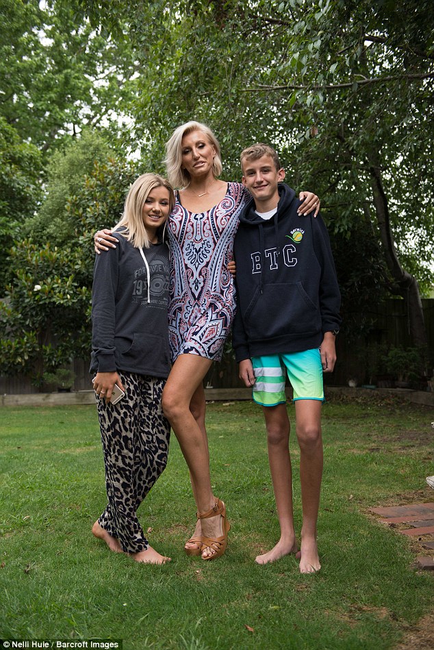 澳洲女子腿长超过1.3米 欲挑战吉尼斯世界纪录