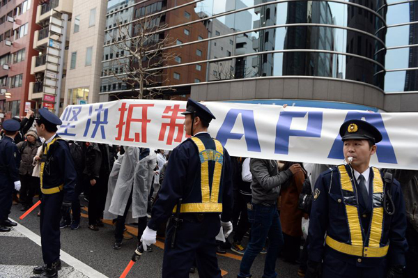 约200名在日华人华侨举行游行 抗议日本APA酒店