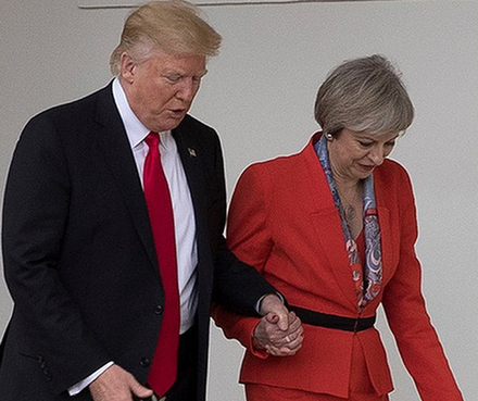 与特朗普牵手感觉如何？传英国首相调侃对方“手小”