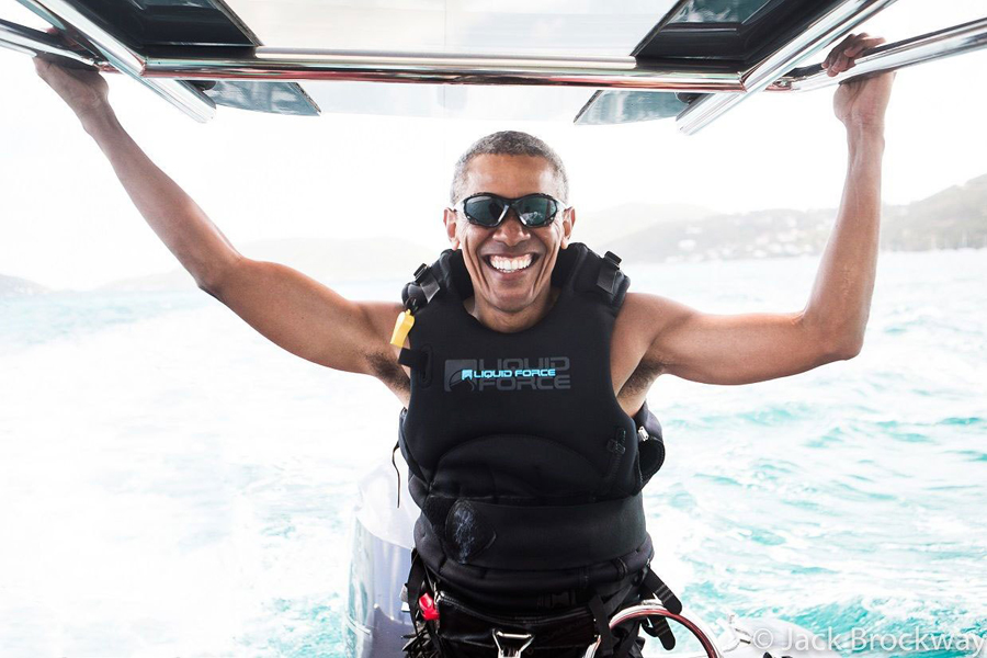 奥巴马卸任之后度假欢 玩起冲浪秀肌肉