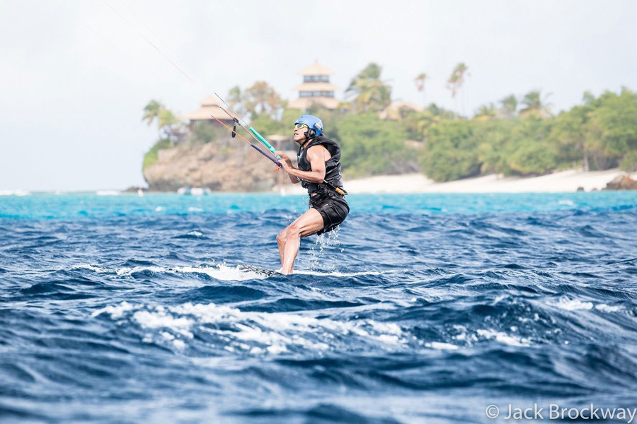 奥巴马卸任之后度假欢 玩起冲浪秀肌肉