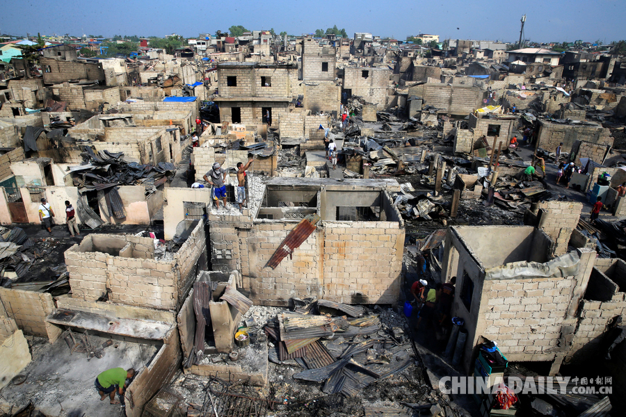马尼拉大火致数千人无家可归 废墟中寻拾财物