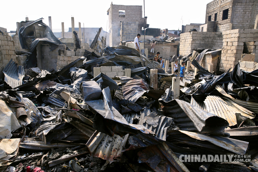 马尼拉大火致数千人无家可归 废墟中寻拾财物