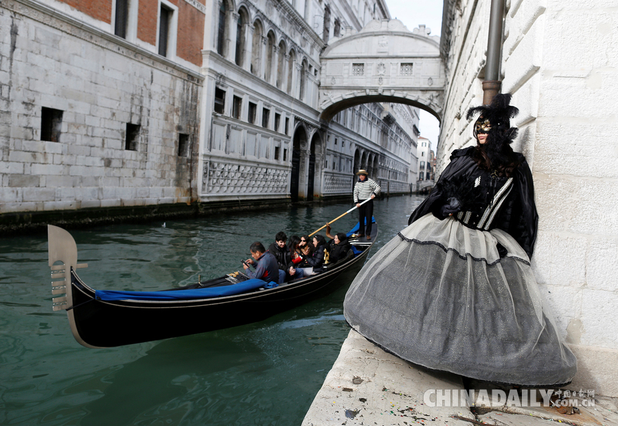 千人千面 威尼斯嘉年华在大运河上举行