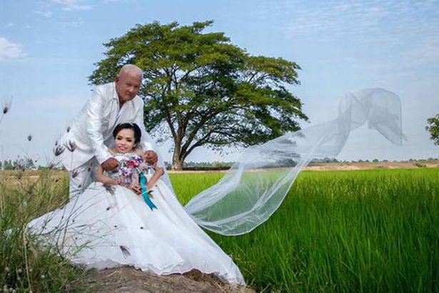 泰国女子天生长不高 与年长30岁新郎办理想婚礼(组图)