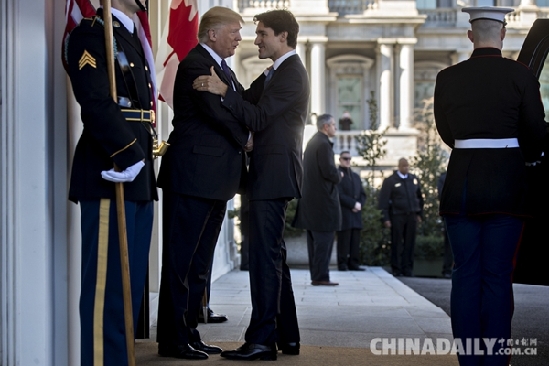 媒体吐槽特朗普根本不会握手 加拿大总理示范正确“打开方式”