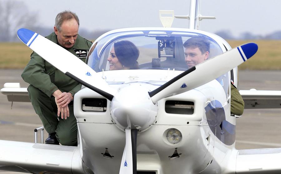 凯特王妃参观空军基地 身着红装登战机