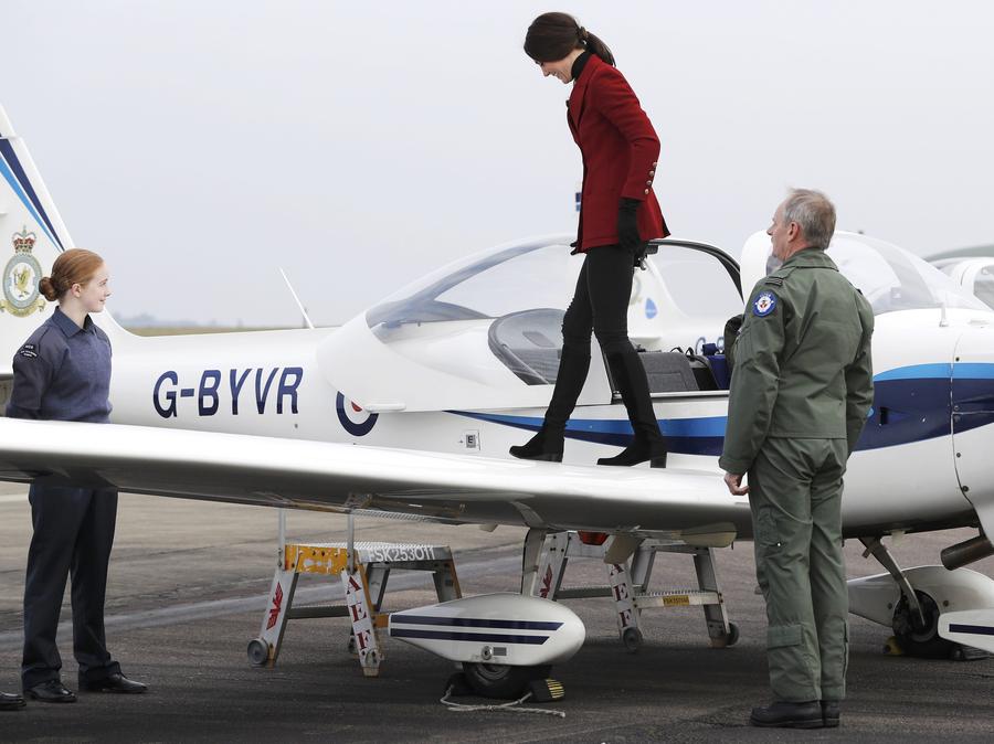 凯特王妃参观空军基地 身着红装登战机