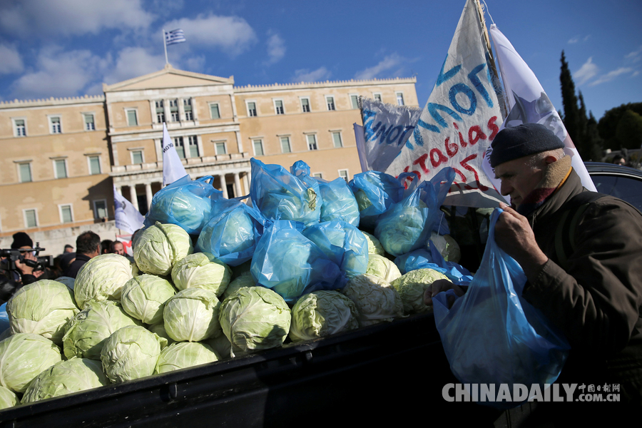 希腊农民上街游行 国会大楼前发洋白菜示威