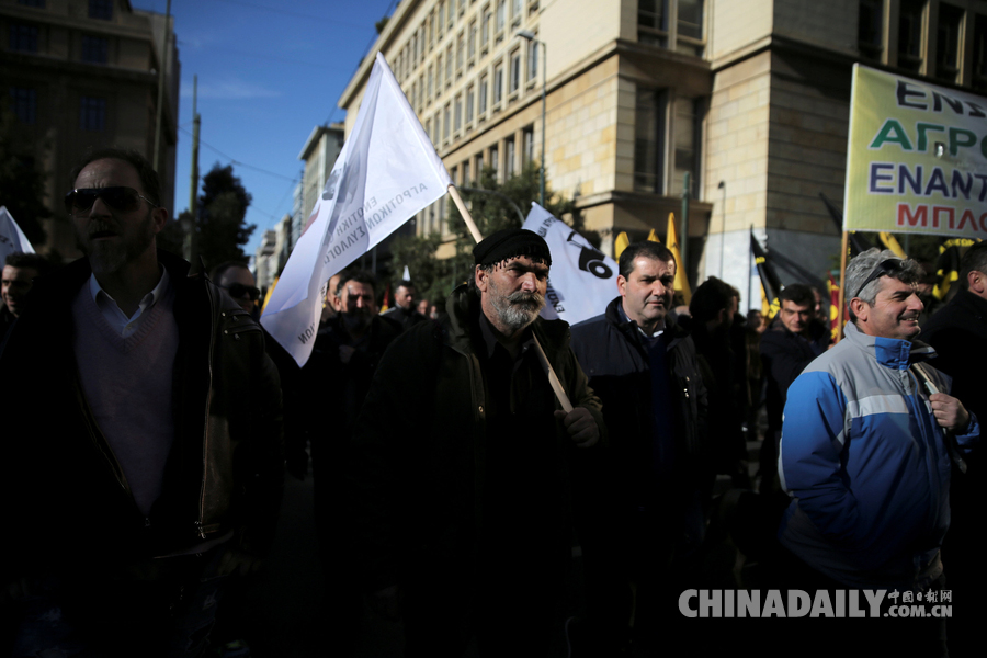 希腊农民上街游行 国会大楼前发洋白菜示威