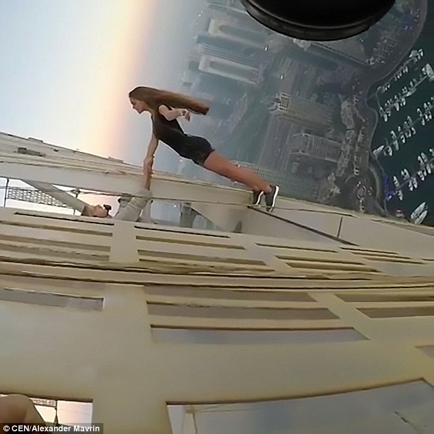 俄罗斯模特铤而走险 300米高塔外悬空拍照