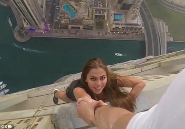 俄罗斯模特铤而走险 300米高塔外悬空拍照