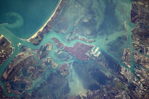 瑰丽水城：宇航员拍摄威尼斯 水道纵横勾勒独特风情