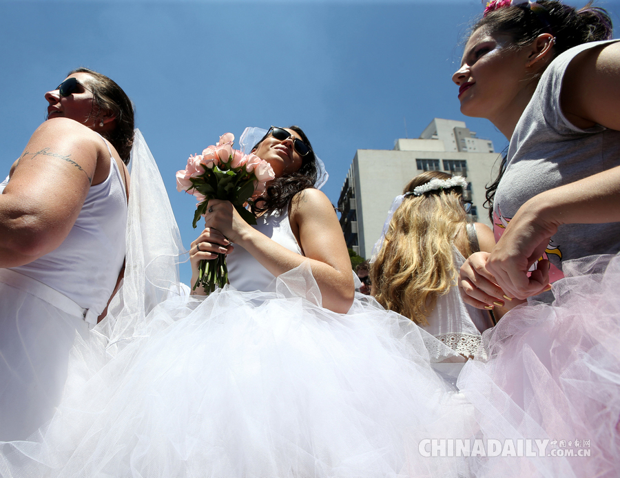 巴西女性穿婚纱参加“和我结婚”狂欢游行