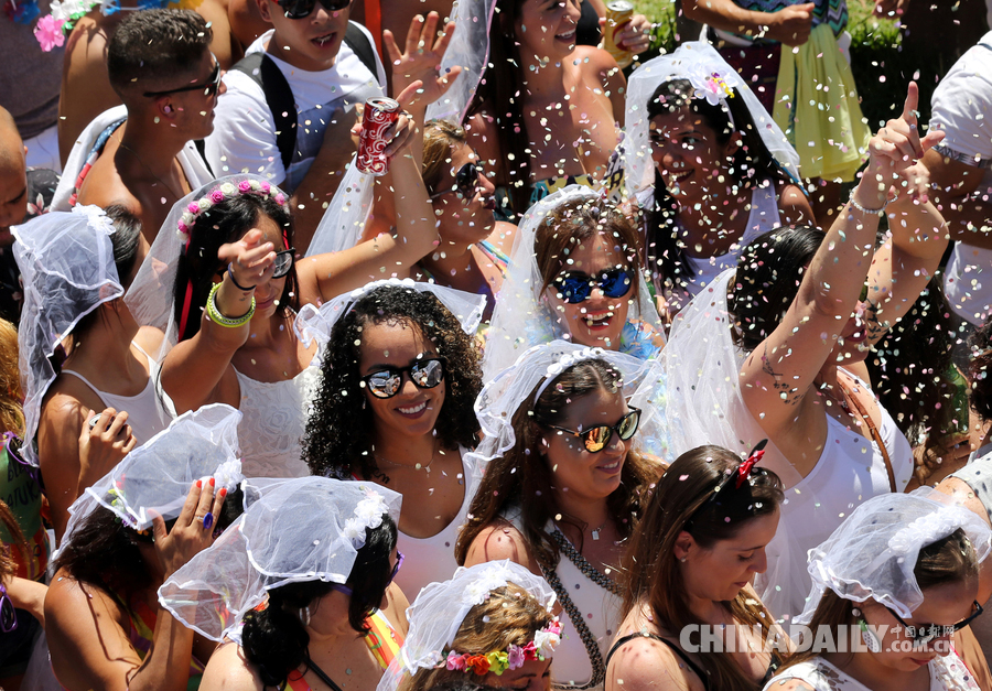 巴西女性穿婚纱参加“和我结婚”狂欢游行