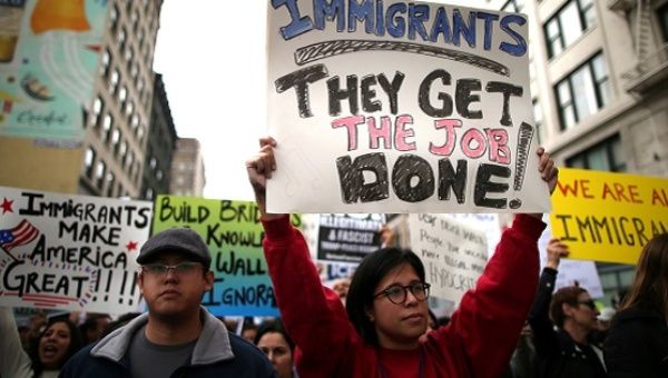 美国“无移民日”罢工活动上百名示威者遭解雇