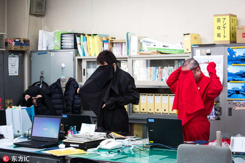 日本公务员迎“忍者日”穿忍者服装上班