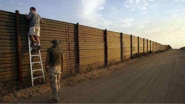 美国加大力度管控非法移民 扩招1万名移民官员