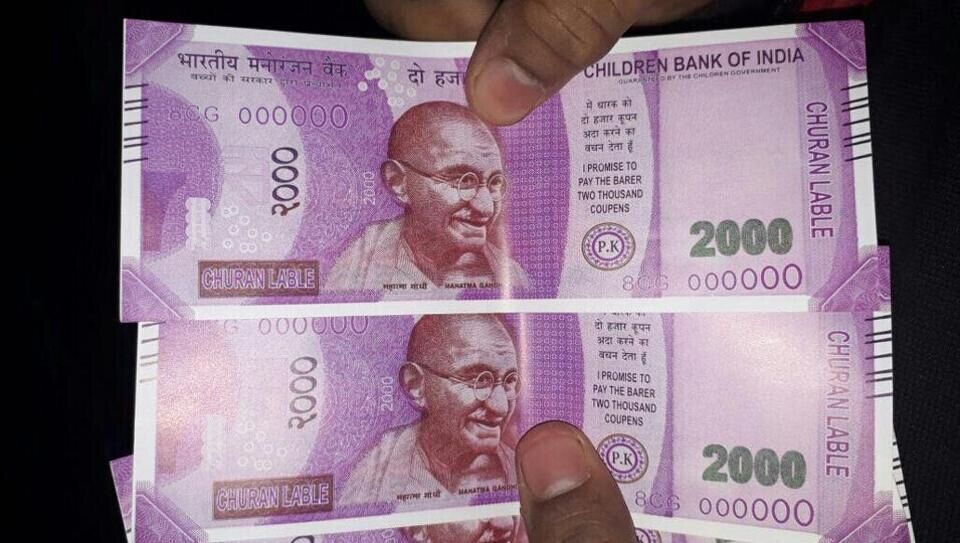 印度一银行取款机内惊现标有“印度儿童银行”假币