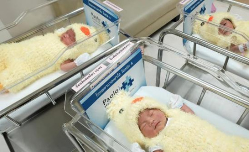 一年抱三娃：悉尼妈妈诞下宝宝6周后再怀双胞胎