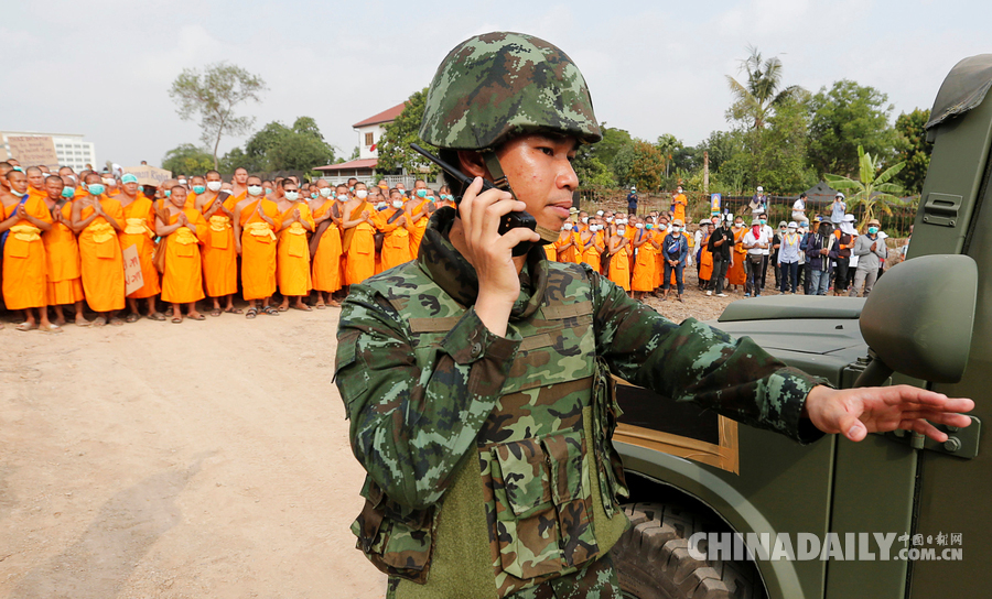 泰国僧人筑“人墙”阻止逮捕涉嫌洗钱住持