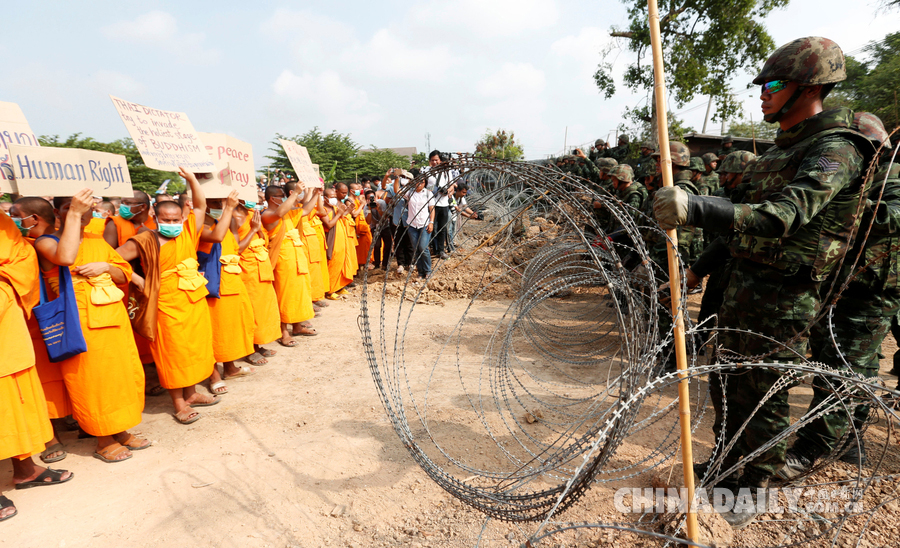泰国僧人筑“人墙”阻止逮捕涉嫌洗钱住持