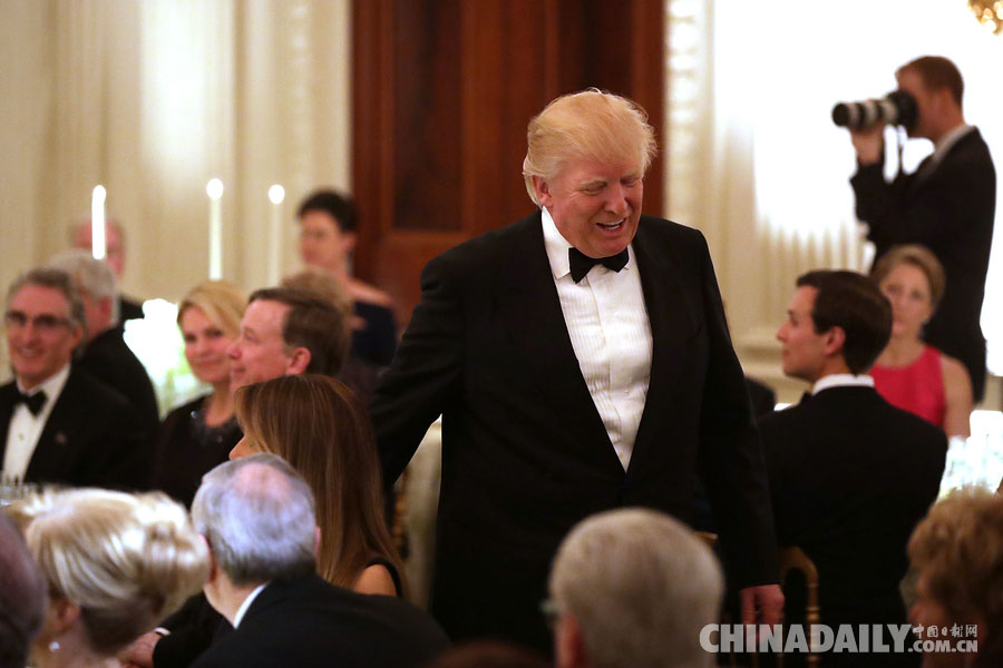 美总统特朗普出席全国州长协会晚宴 第一夫人梅拉尼娅黑裙亮相