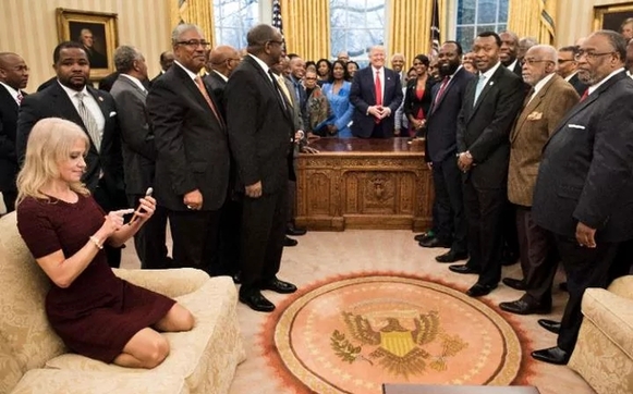 特朗普顾问康韦跪坐总统办公室沙发被批没礼貌