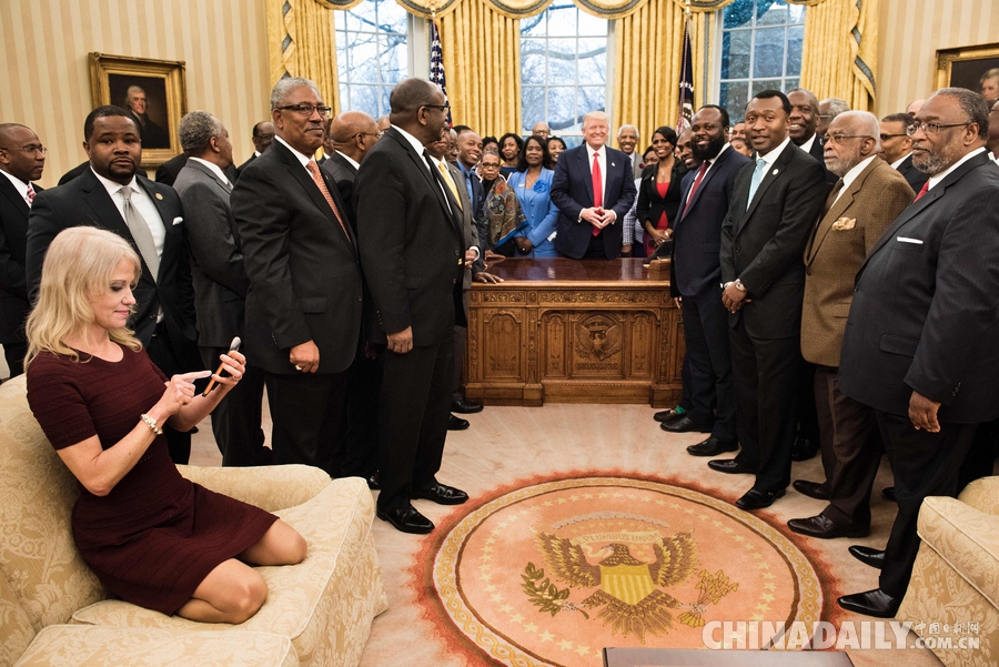 不顾形象！白宫顾问跪沙发上给特朗普拍照