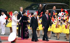 日本天皇夫妇以国宾身份出席越南政府欢迎仪式
