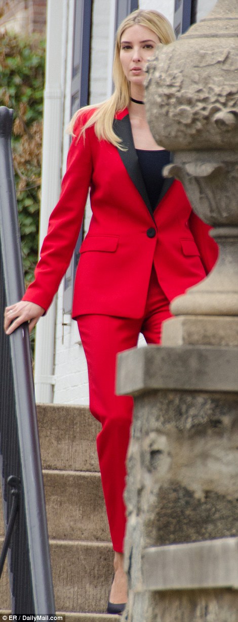 特朗普签署促进女性就业法案 女儿红套装时尚亮相
