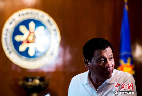 10月13日，菲律宾总统罗德里戈·杜特尔特在位于马尼拉的总统府接受中国新闻社记者专访。 <a target=&apos;_blank&apos; href=&apos;http://www.chinanews.com/&apos;><p align=