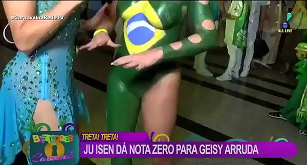 尴尬！巴西身体彩绘舞者直播表演时不慎走光