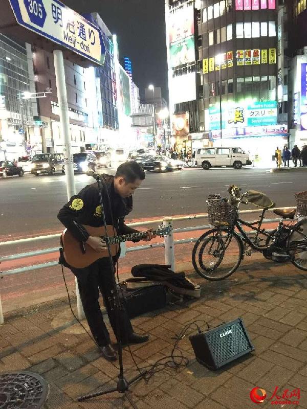 高清：男子在东京街头唱《海阔天空》 感动无数网友