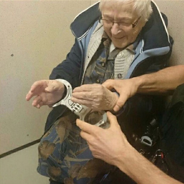 荷兰99岁老奶奶想在死前体验被捕入狱 警察帮其圆梦(组图)