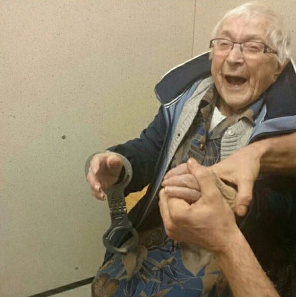 荷兰99岁老奶奶想在死前体验被捕入狱 警察帮其圆梦(组图)