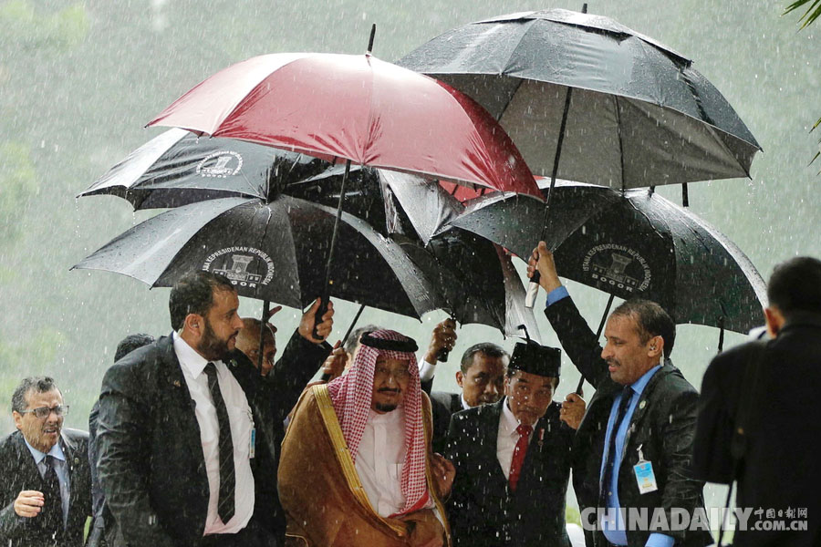 沙特阿拉伯国王访印尼 乘坐自动扶梯下飞机