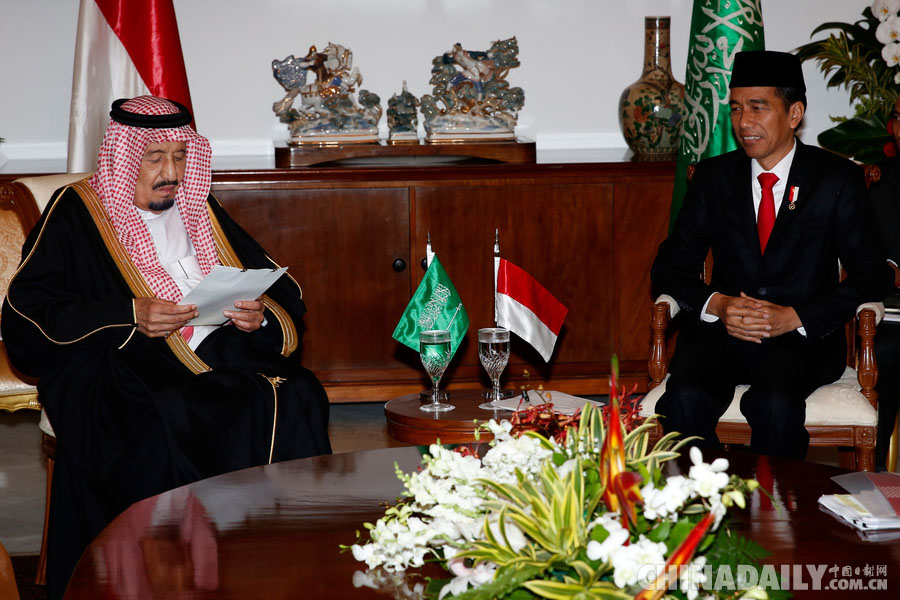 沙特阿拉伯国王访印尼 乘坐自动扶梯下飞机